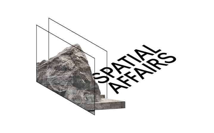 Schriftzug »Spatial Affairs« in räumlicher schwarzer Schrift, neben einem Ausschnitt aus einem Werk von Alicja Kwade: eine zweidimensionale Abbildung eines Felsen.
