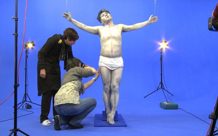 Das Bild zeigt die Künstlerin Rosali bei der Produktion der Videoarbeit »His Way«