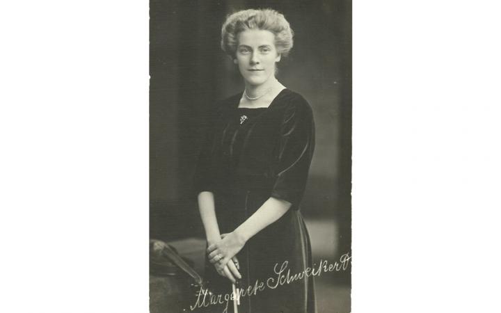 Post card with autogram of the German musician Margarete Schweikert (1887–1957).