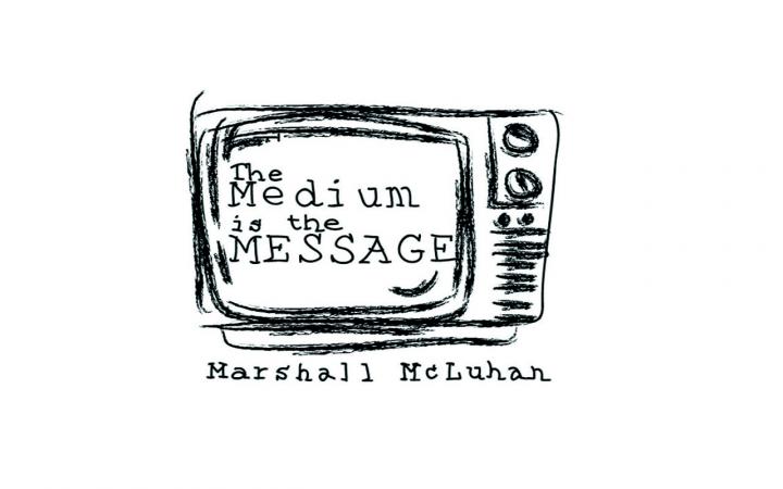Zeichnung eines Fernsehers mit dem Text »The Medium is the Message«