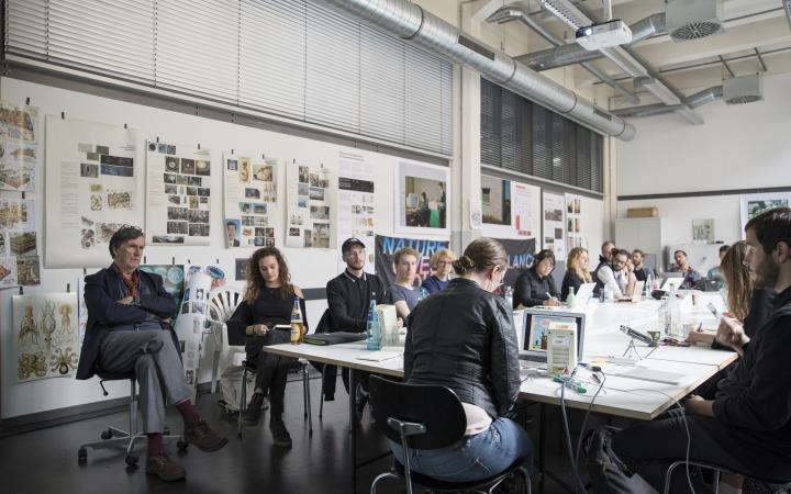 Critical Zones Forschungsseminar an der Staatlichen Hochschule für Gestaltung Karlsruhe (HfG) während der Sitzung im Mai 2018