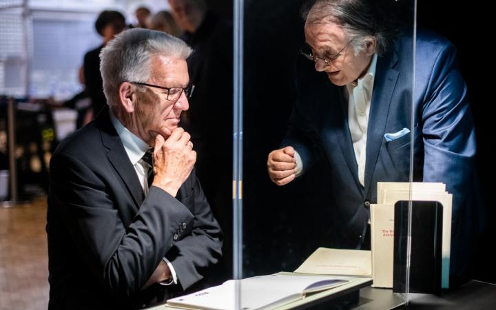 Minister President Winfried Kretschmann and Peter Weibel in the »Open Codes« exhibition