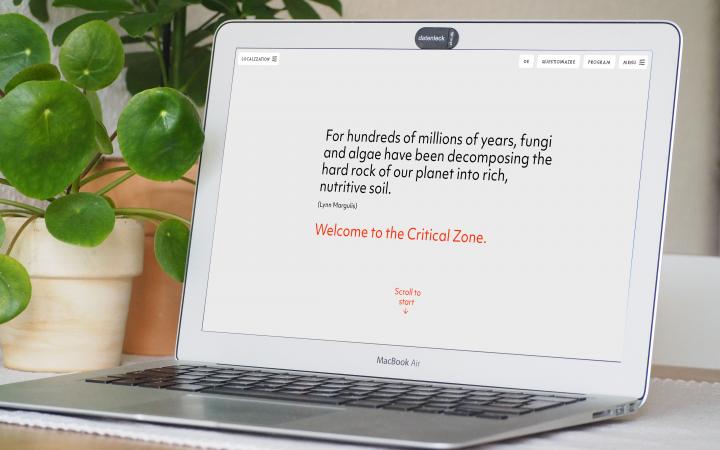 The digital platform of the exhibition »Critical Zones« can be seen on a MacBook Air. 