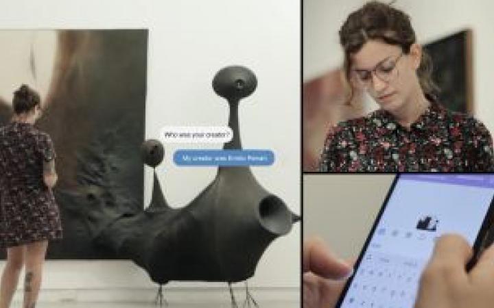 Museumsbesucherin kommuniziert via Smartphone mit dem Museumsbot