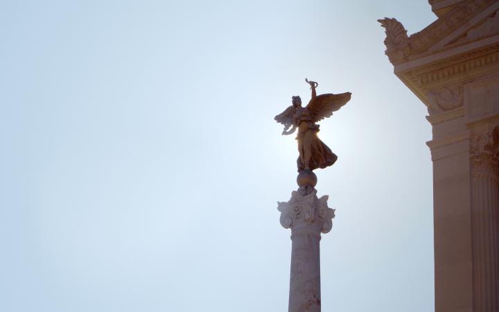 Auschnitt aus dem Filmstill Marijke van Warmerdam. Man sieht eine Statue in der Stadt Rom.