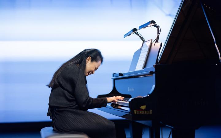 Die Pianistin Maki Namekawa am Flügel.