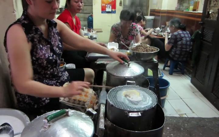 Asiatinnen beim kochen