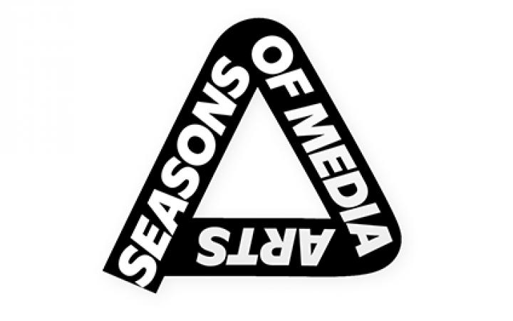 App Logo »ZKM one-liner«, ein Dreieck mit dem Schriftzug »Seasons of Media Arts«.