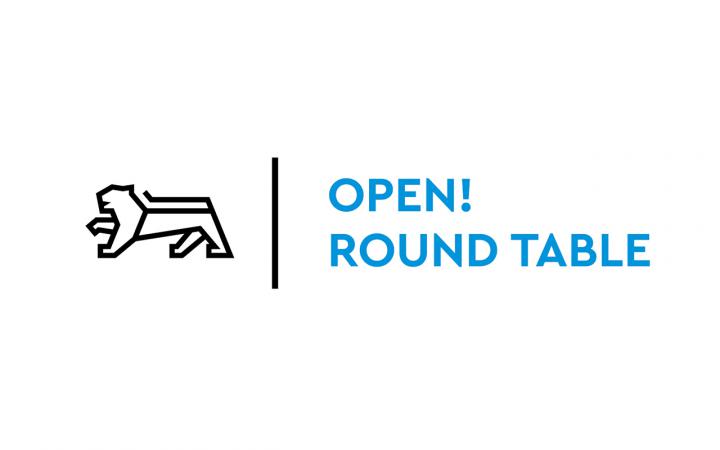 Text-Logo des Open! Round Table der MFG Baden-Württemberg in Blau mit einem schwarzen Löwen-Icon. 