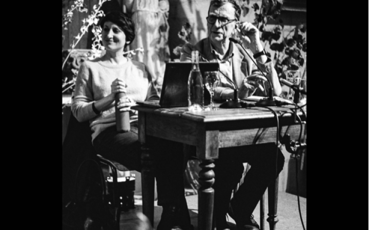Bruno Latour and Frédérique Aït Touati sit next to each other at a table, they seem relaxed and satisfied. It seems to have been created during a rehearsal.