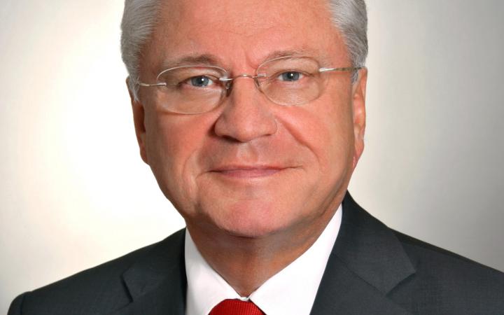 Portrait eines Mannes mit Brille und roter Krawatte