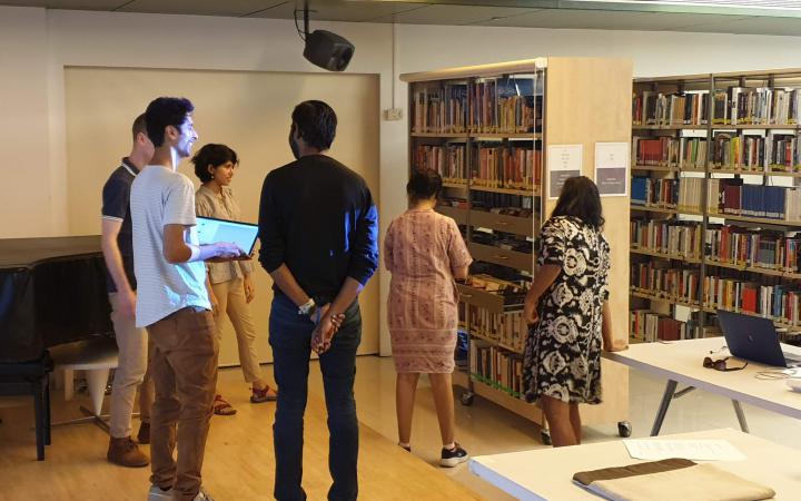 Zu sehen sind viele Menschen in einem Bibliotheksraum im Rahmen eines Workshops des ZKM im Goethe-Institut in Mumbai.