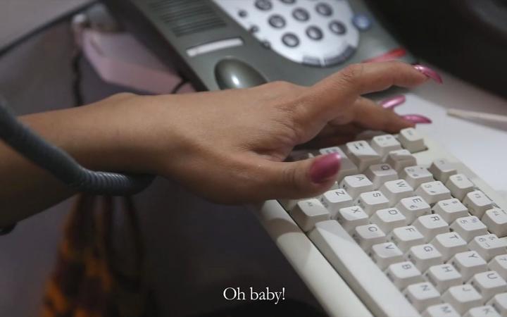 Frauenhand und Tastatur