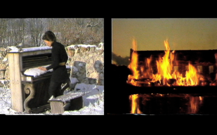 Zu sehen sind zwei Bilder auf schwarzem Hintergrund. Das linke Bild zeigt ein Klavier in einer Schneelandschaft, auf das eine Frau zugeht. Im rechten Bild ist ein brennendes Klavier bei Nacht zu sehen.