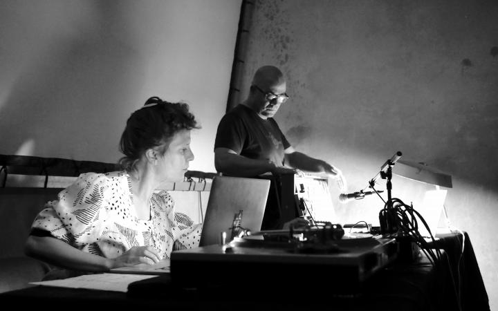 Das Bild zeigt die KlangdomkünstlerInnen Jean-Philippe Renoult und DinahBird bei der Arbeit.