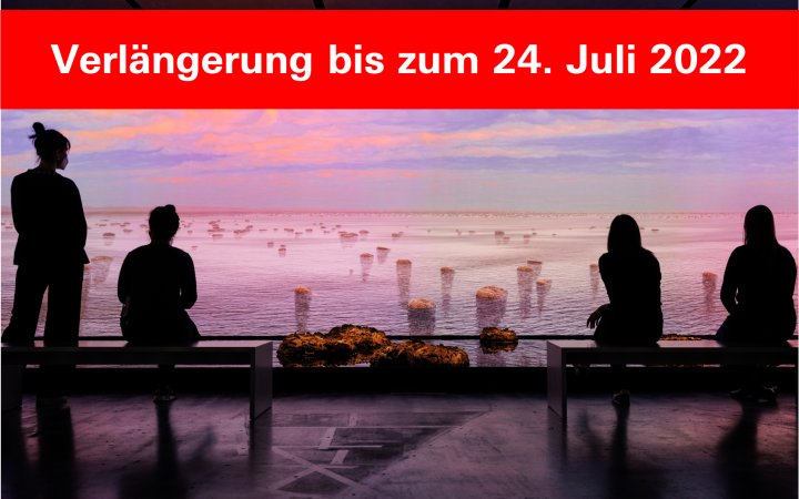 Vier Personen vor lila Bildschirm mit Störer wegen Verlängerung bis zum 24.07.2022