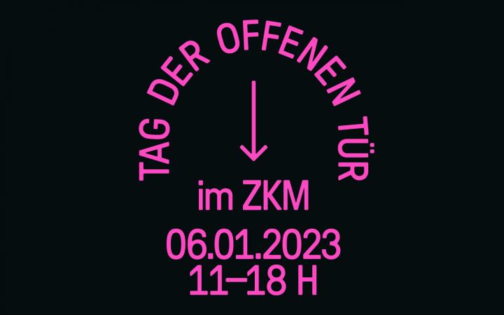 Auf schwrzem Hintergrund ist in magentaner Farbe  der Schriftzug "Tag der offenen Tür im ZKM 06.01.2023 11-18H" zu lesen.