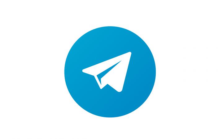 Ein weißer Papierflieger in einem blauen Kreis, das Icon der App Telegram.