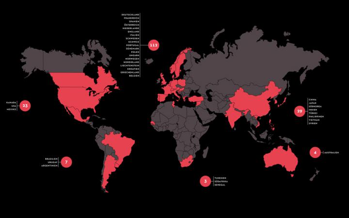 Eine Weltkarte in schwarz und rot