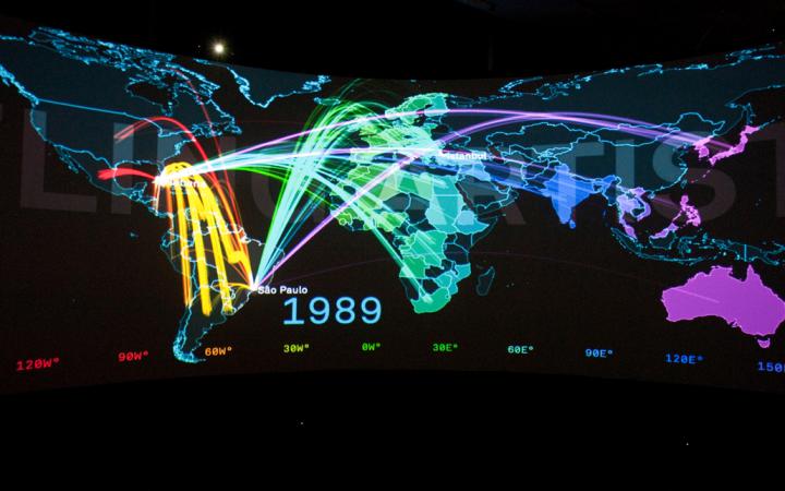 Eine sehr bunte Weltkarte mit ebenfalls bunten Verbindungslinien – datiert auf das Jahr 1989