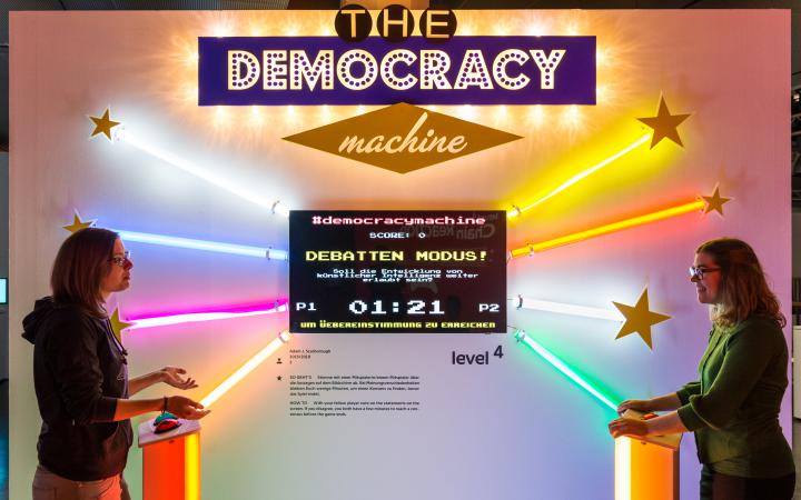 Zwei SpielerInnen spielen »The Democracy Machine!«