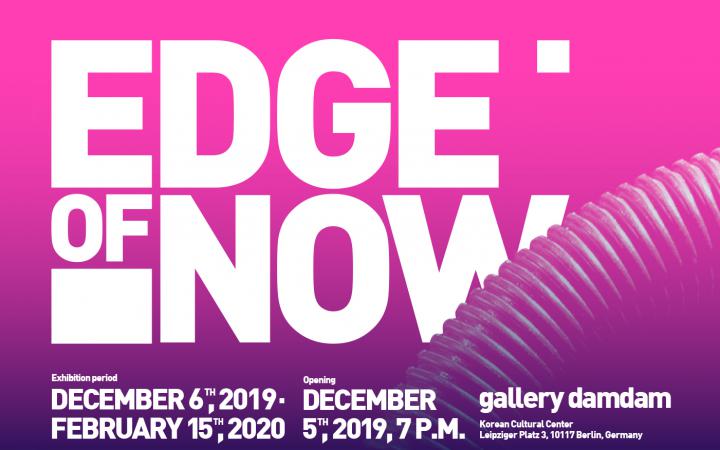 Plakat der Ausstellung »Edge of Now« mit dem Schriftzug in Weiß vor einem pinken Hintergrund.