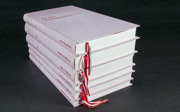 Sechs Bücher mit weißem Umschlag und roter Schrift übereinandergestapelt