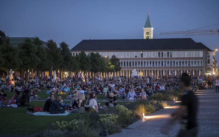 Tausende BesucherInnen auf der Wiese vor dem Karlsruher Schloss 