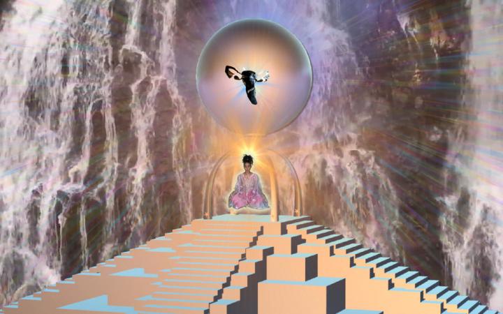 Eine Frau schwebt im Lotus-Sitz über einer Pyramide.