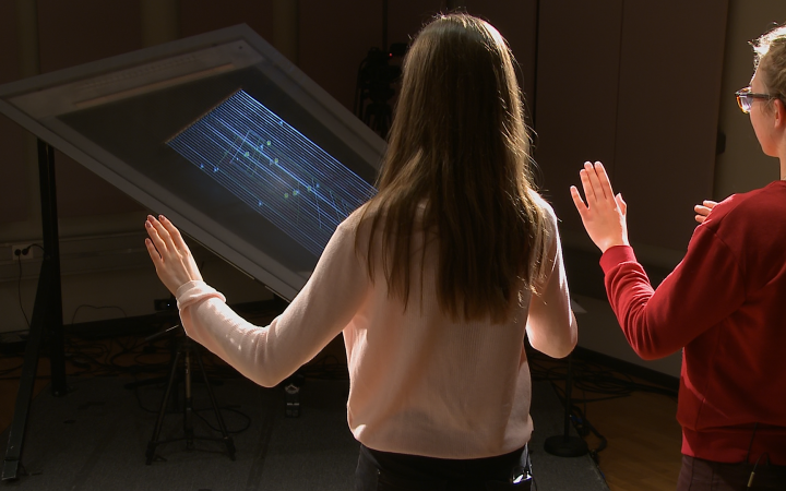Personen interagieren mit der Installation »Chordeograph Augmented Reality« beim gleichnamigen Workshop mit dem Künstler Gero Koenig
