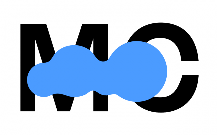 Die Buchstaben "MC" in schwarz auf weißem Grund. Darüber ein großer blauer Farbklecks.