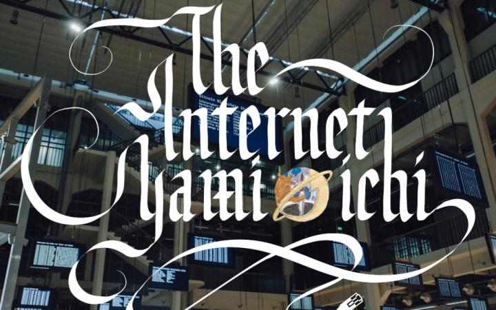 Schriftzug »The Internet Yami-Ichi« über der »Open Codes«-Ausstellung
