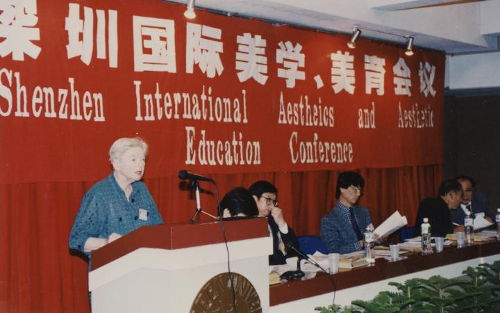 Elisabeth Walther auf dem Semiotik-Kongreß, Shenzen 1995