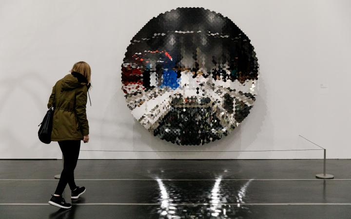 Eine Scheibe aus 4437 kleine Spiegelsteine, die die Umgebung reflektieren