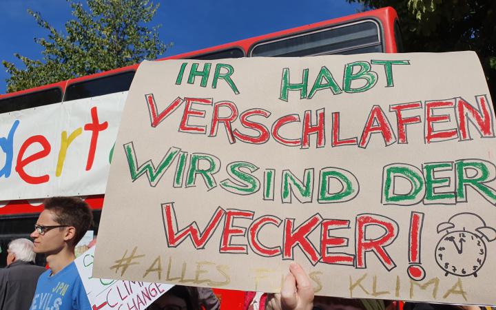 The poster shown was held up by students during the Fridays for Future demonstration on 20 September 2019. It reads »Ihr habt verschlafen wir sind der Wecker!«