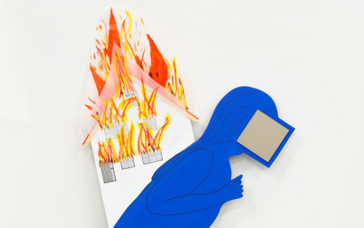 Eine gebückte in blau vermummte Figur mit einem Screen vor dem Gesicht trägt auf ihren Schultern ein brennendes Haus. Am Rand der blauen Kutte und auf Hüfthöhe sind Sterne eingewebt.
