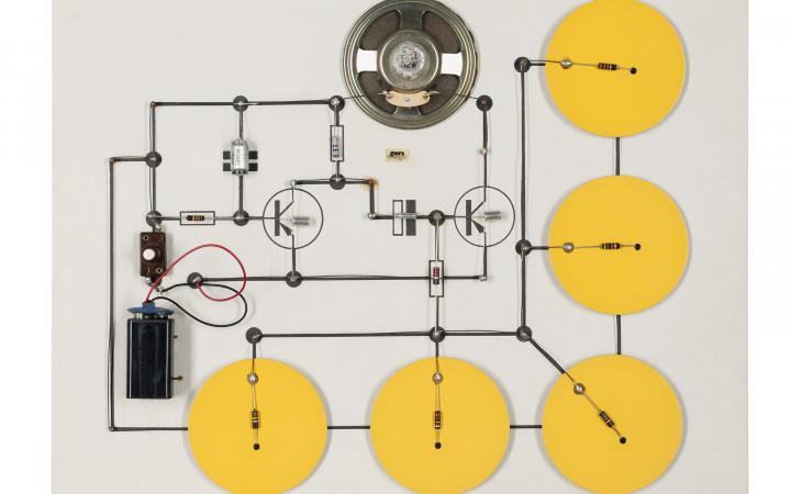 The "Tastbild" by Walter Giers. Four yellow discs, soldered wires and speakers.