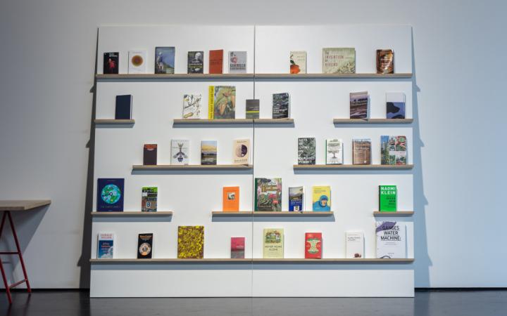 Bücherwand der Ausstellung Critical Zones