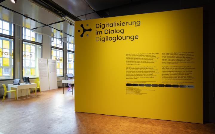 Gelbe Wand am Eingang des Ausstellungsbereichs