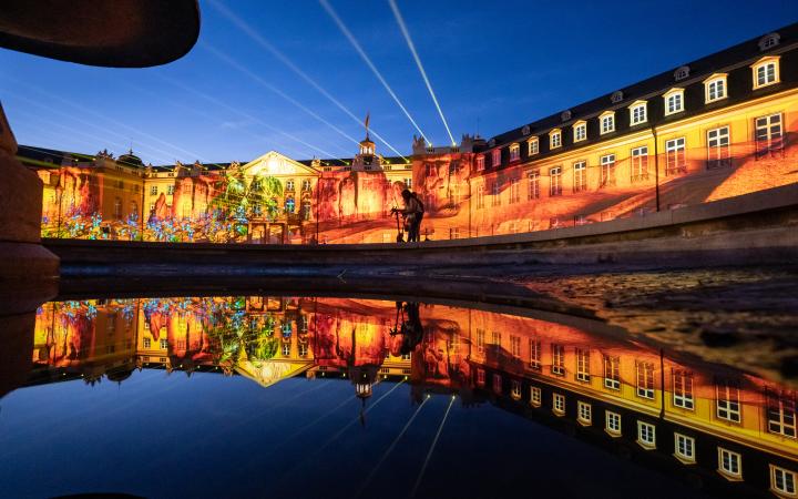 Projection »Resilience« by Atelier v3 on the Karlsruhe Castle.