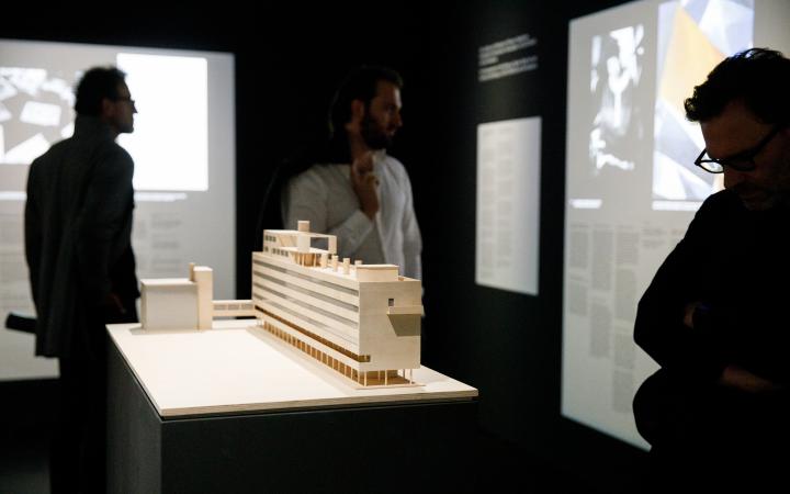 The picture shows a model of an Bauhaus architecture