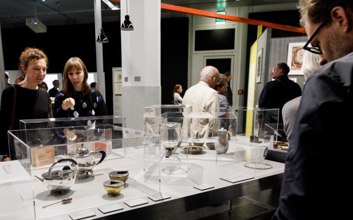 The photo shows stainless steel products of the Bauhaus in a showcase.