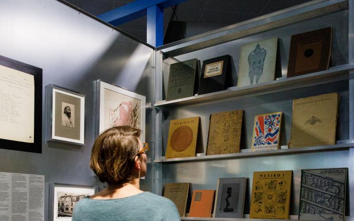 Das Foto zeigt ein Regal mit einer großen Auswahl von Bauhaus Publikationen