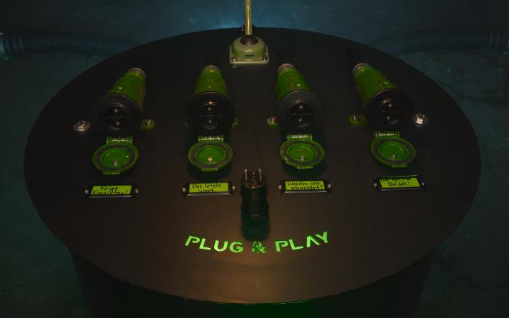 Top view of the control panel of the installation »Talking Tubes« with the inscription »Plug & Play«