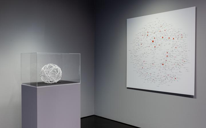 Ausstellungsansicht mit dem »Kunst-Vorstand-Netzwerk« als 3D-Modell und als Bild an der Wand.