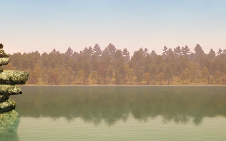 Das Bild zeigt einen Ausschnitt aus dem Videospiel "Walden a Game". Zu sehen ist ein weiter See, an dessen Rand Bäume stehen. Links sind Steine aufgetürmt zu einer meditativen Skulptur.