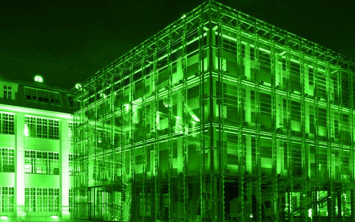 Grün eingefärbte Abbildung des ZKM mit Cubus im Vordergrund