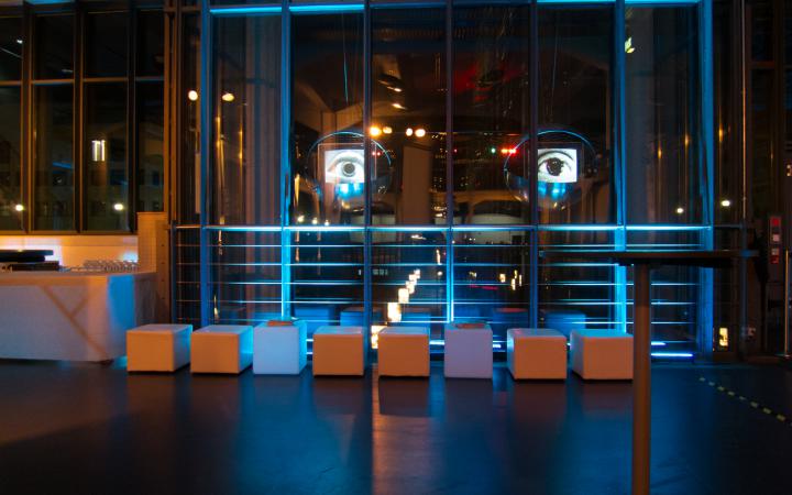 Der ZKM_Musikbalkon mit Sitzhockern bei Nacht