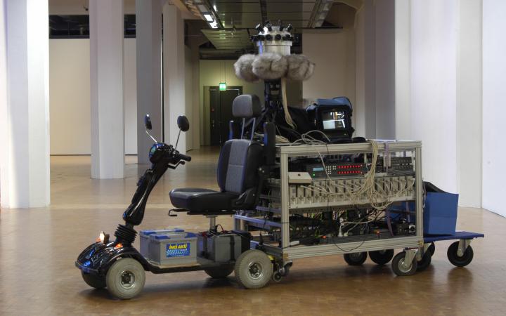 Ein Roller mit einer Kamera und weiteren technischen Geräten obendrauf