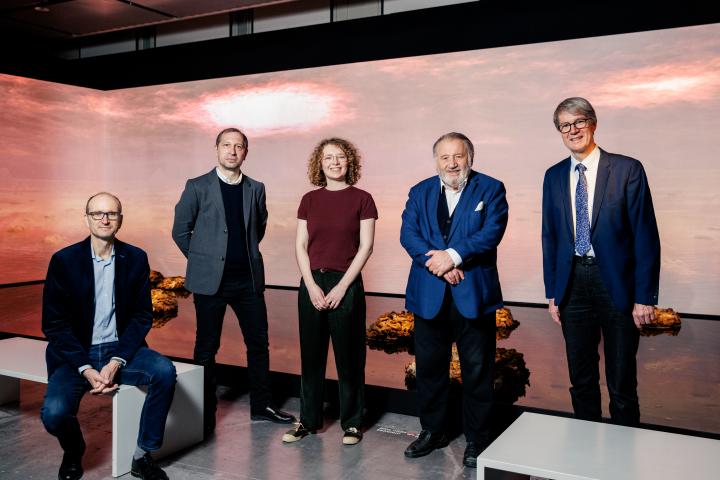The curatorial team of the exhibition »The Beauty of Early Life«, Dr. Eduard Harms, Philipp Ziegler, Hannah Jung, Prof. Peter Weibel and Prof. Dr. Norbert Lenz (from l). They stand in front of the work by James Darling and Lesley Forwood, »Living Rocks«.
